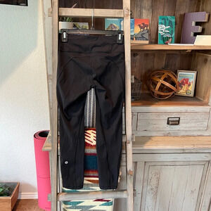 Lululemon womens extra mile crop reflective 23” size 4
